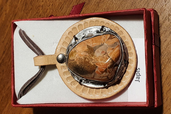 Náhrdelník - autorský  cínovaný šperk s Jaspisem na koženém terči