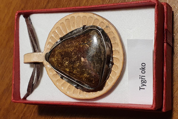 Náhrdelník - autorský  cínovaný šperk s přechodovým Tygřím Okem na koženém terči