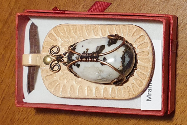 Náhrdelník - Brouček - autorský  drátkovaný šperk s Mramorem zebra na koženém terči