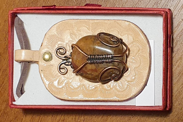 Náhrdelník - Brouček - autorský  drátkovaný šperk s Jaspisem na koženém terči
