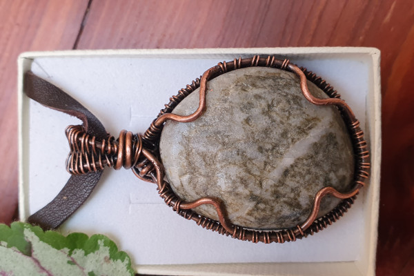 Náhrdelník - autorský  drátkovaný šperk se Serpeninem
