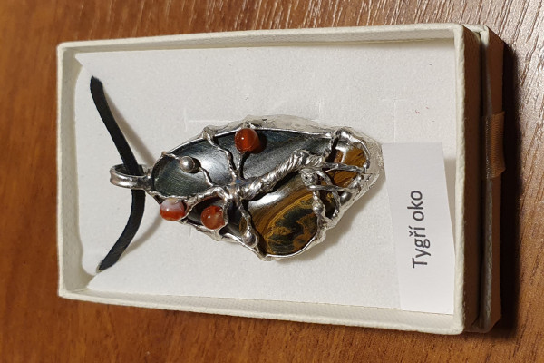 Náhrdelník - Strom - autorský cínovaný šperk s Tygřím okem a minerálními korálky