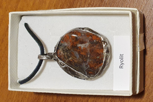 Náhrdelník - autorský  cínovaný šperk s Ryolitem
